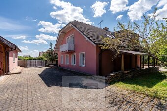 Prostorný rodinný dům 6+kk s bazénem a výhledem na zámecký p - 11