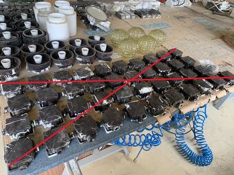 Staré elektro součásti - vypínače, zásuvky, krabičky, světla - 11