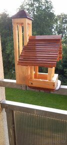 Dřevěné krmítko, ptačí budka, stolička, bedýnka
 - 11