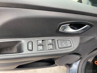 Renault Clio 1,2 i 16V 75k LIMITED ČR - 11