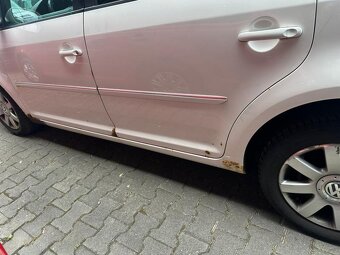 VW TOURAN 2,0 TDi  RV 2009 = 7. SEDADEL ZA  59000 KČ - 11