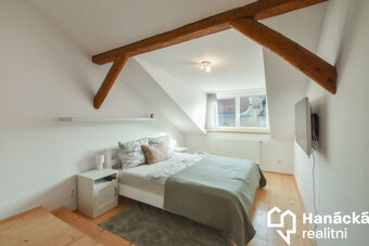 Pronájem podkrovního bytu 3+kk, 114 m²  - ul.... - 11