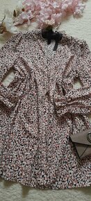 Vzorované krátké šaty s dlouhými rukávy - 11