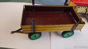 Plechová hračka traktor - 11