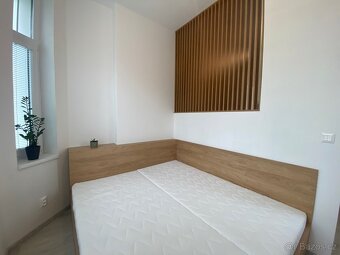 Pronájem nově zrekonstruovaného bytu 1kk s lodžií v rezidenč - 11