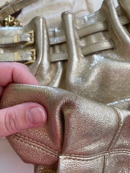 Michael Kors kožená zlatá kabelka - 11