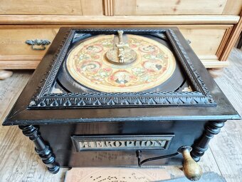 Starožitný hrací stroj, flašinet HEROPHON, 1900 - 11