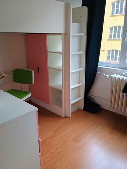 Sestava IKEA SMÅSTAD (postel+stůl se šuplíky+poličky+skříň) - 11