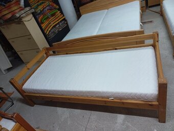 Prodám hezkou postel z masivu 90 x 200 cm - 11
