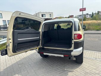 Toyota FJ Cruiser bez koroze, skvělý originální stav - 11