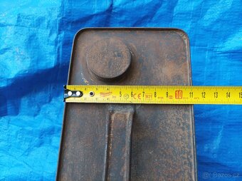 Plechový kanystřík od oleje - 11