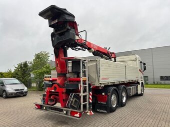 Scania R500 sklápěč s rukou Fassi 215 - 11