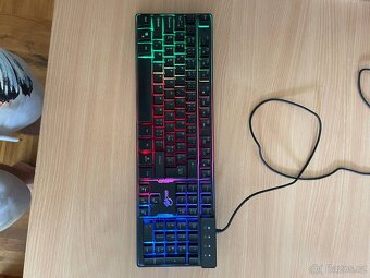 Monitor, klávesnice, myš a koberec - 11
