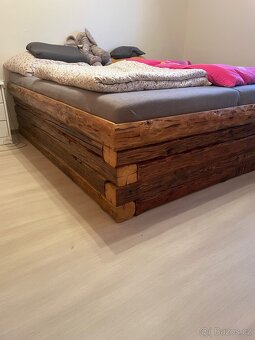 Masivní postel ze střešních trámů - 11