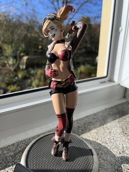 Harley Quinn - DC Bombshells - 11