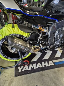 Yahama R1M 2015 okruhová - 11