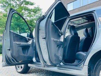 Volvo XC60 2.4D5 4x4 AUT SUMMUM FACELIFT TAŽNÉ SERVISKA - 11