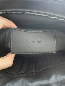 Brašna na notebook Calvin Klein (hnědá) - 11