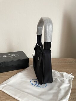 Prada Re-edition 2000 kabelka s krabicou - 11