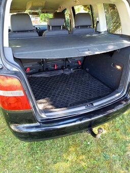 Touran 1.9 TDI 77 kW, r.v.2005,serviska,277 tis km - 11