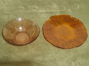 Prodám sadu skleniček: 18+4+6 ks a skleněný tác a mísu - 11