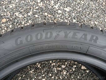 Zánovní zimní pneu Goodyear 205/55/19 vzorek 8mm - 11