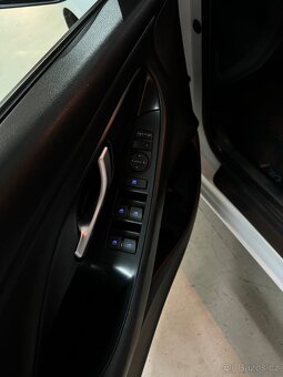 Prodám Hyundai i30 1.6 CRDi, automat, r.v. 2021, bílé barvy - 11