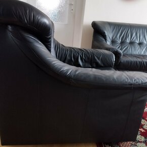 Černý kožený gauč s křesly černá barva - 11