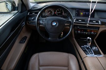 BMW Rad 7 730d čierna - 11