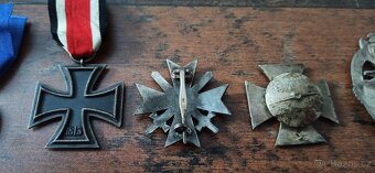 Medaile, vyznamenání, odznaky. - 11