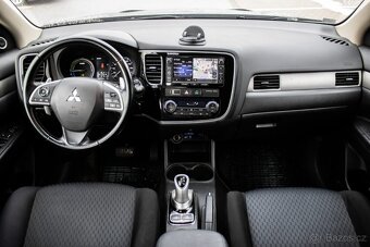 Mitsubishi Outlander 2.0 PHEV 4WD (2013) - 11