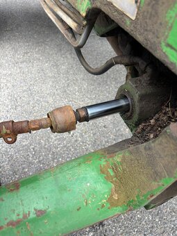 Kolový traktor John Deere 2850, nutné opravy - 11
