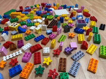 LEGO DUPLO – směs 230 kostek + úložná bedna TOP STAV - 11