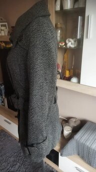 Prodám krásný šedo černý kabát s páskem - 11