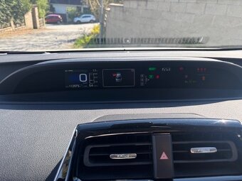 114.000km, Toyota Prius IV, Hybrid Executive koupeno v CZ - 11