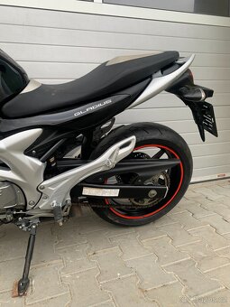 Suzuki 650 Gladius - 11