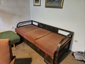 Různé skříně, postel, křesla, atd. - 11