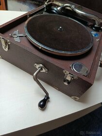 KUFŘÍKOVÝ GRAMOFON NA KLIKU - 11