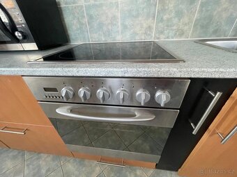 Moderní dřevěná kuchyňská linka se spotřebiči - 11