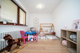 Prodej prostorného třípatrového rodinného domu 300 m2 v Karv - 11