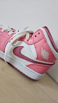 Nike Air Jordan 1 Mid Valentine's Day 39 - 11