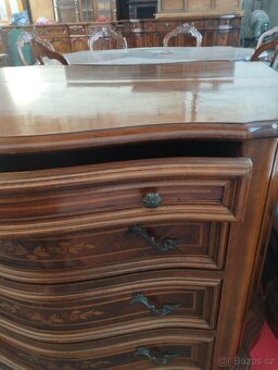 Komoda a dva noční stolky - 11