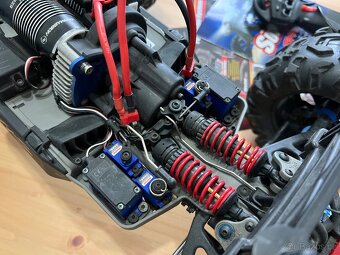 RC model Traxxas Summit 1/8 Brushless - 11