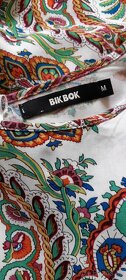 BikBok vzorované letní šaty s odhalenými zády - 11