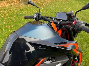 KTM 890 Duke R - 11