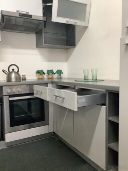 Moderní šedá kuchyně LUNARA - 11