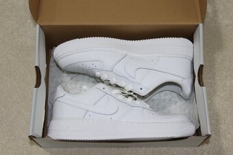 Bílé NIKE AIR FORCE 1 vel. 38,5 - 11