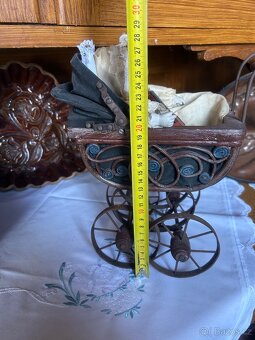 Sběratelský komplet – kočárek + porcelánová panenka - 11