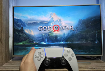 PlayStation 5 s mechanikou + God of War + stylový stojan - 11