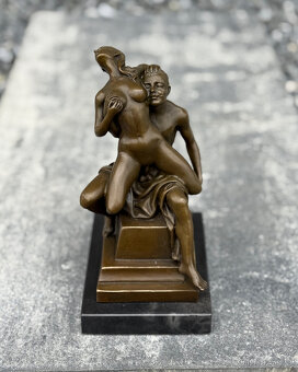 Erotická bronzová socha Obnažený milenecký pár smyslný dekor - 11